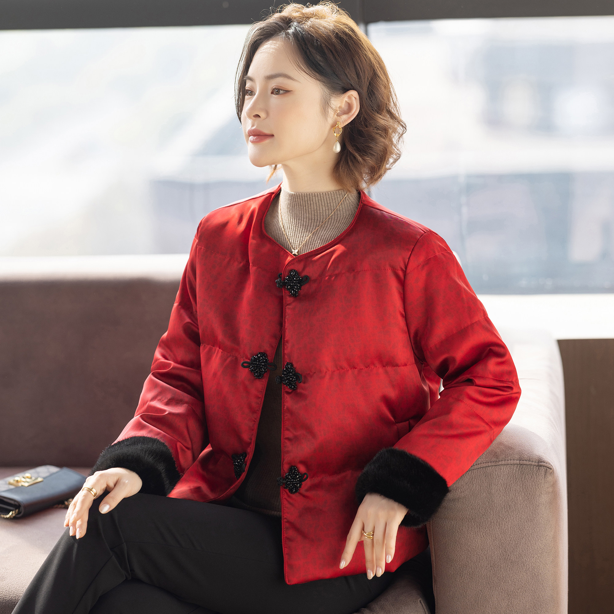 洋气高贵夫人妈妈冬装外套新款喜婆婆婚宴羽绒服中老年人女上衣服