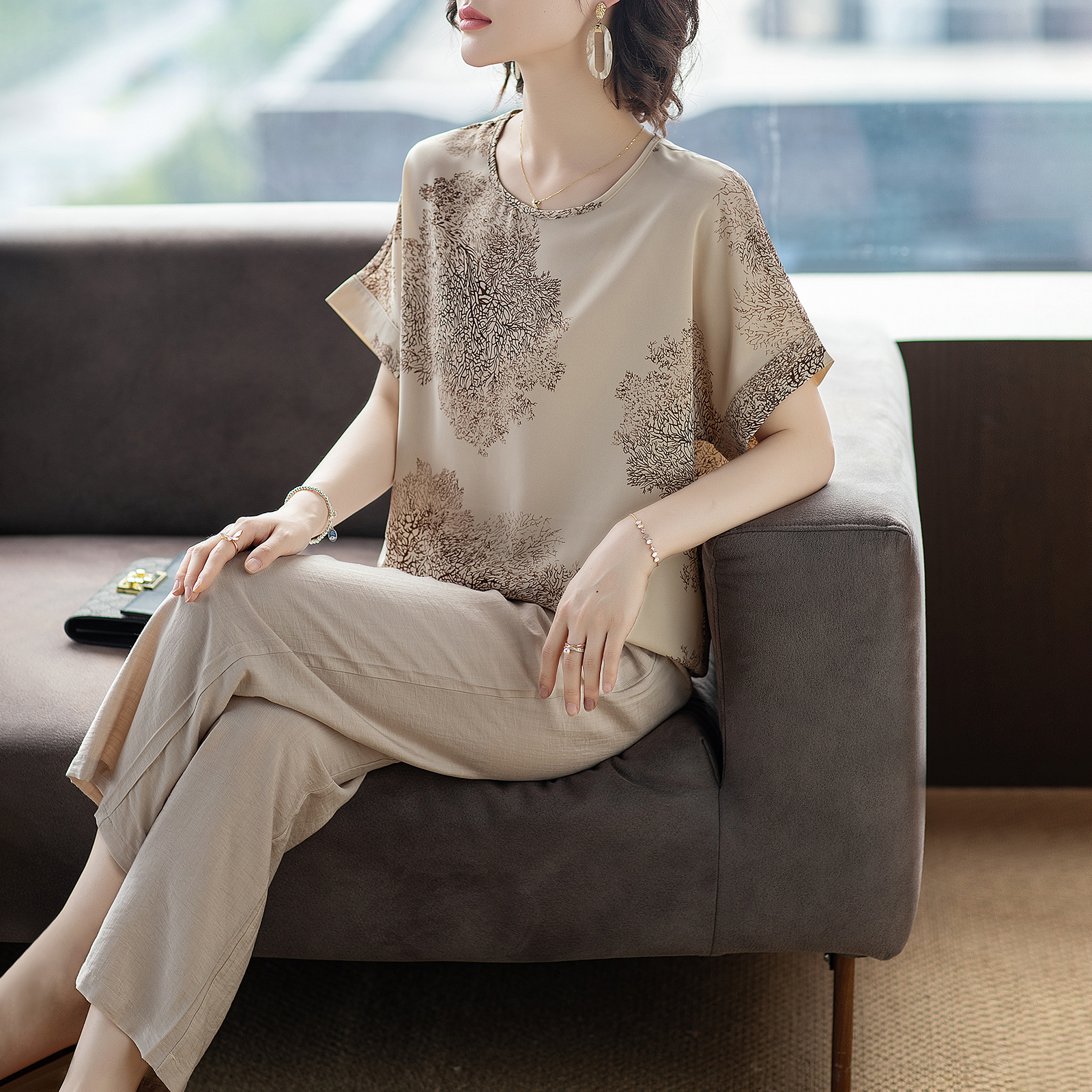 妈妈夏装套装洋气质2025新款短袖t恤小衫中老年人40岁50上衣服女