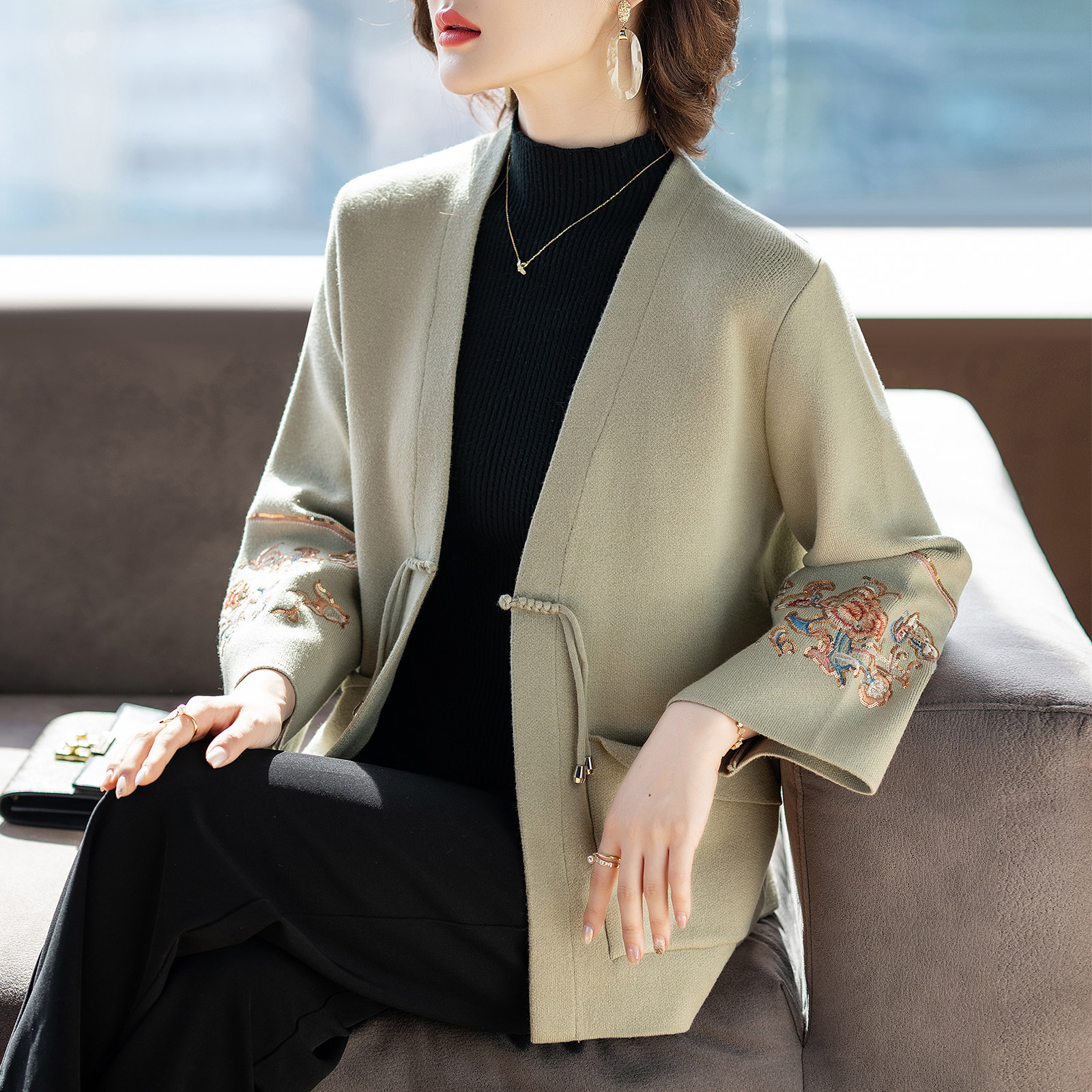 新中式妈妈春秋装毛衣开衫外套洋气2025新款时尚中老年人女上衣服