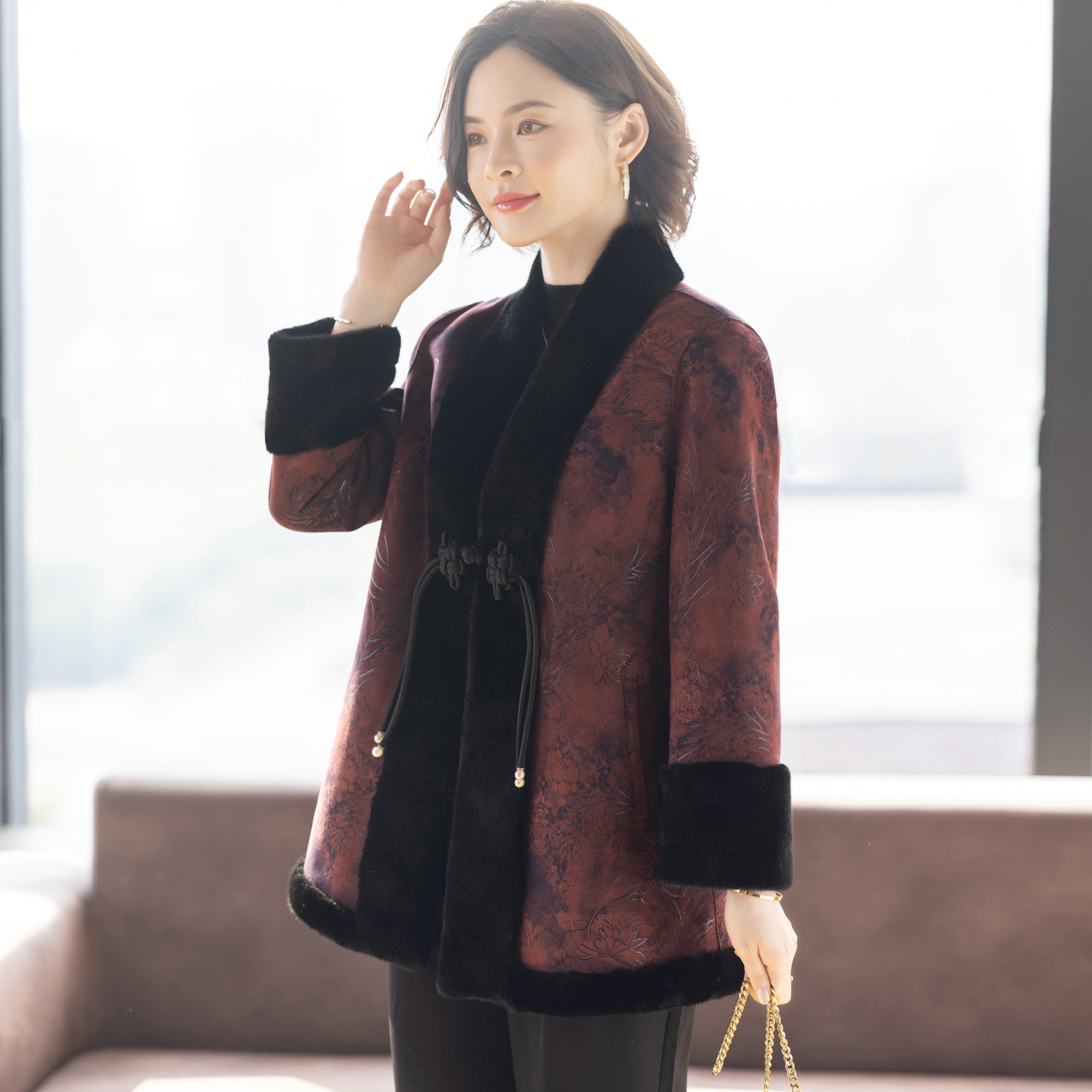 新中式妈妈冬装外套2025新款洋气皮毛一体大衣中老年人妇女上衣服