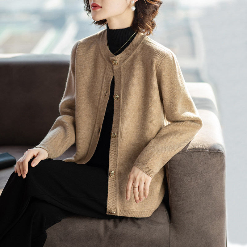 妈妈外套春秋款2025新款洋气针织开衫中老年人女时尚短款秋装上衣