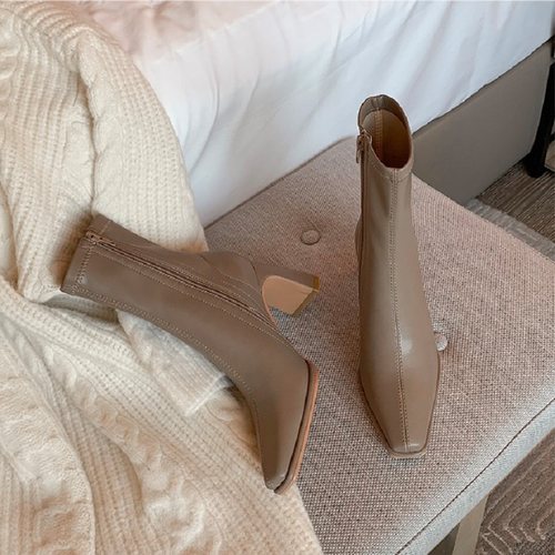 轻奢自留巨好穿风白色粗跟短靴