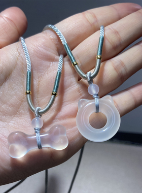 纤纤素手天然白玉髓猫耳骨项坠