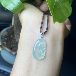 掌中翠緬甸天然翡翠冰種起膠淺綠小如意18k金鑲嵌玉石吊墜 0182