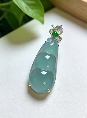 掌中翠冰种蓝水翡翠四季豆吊坠