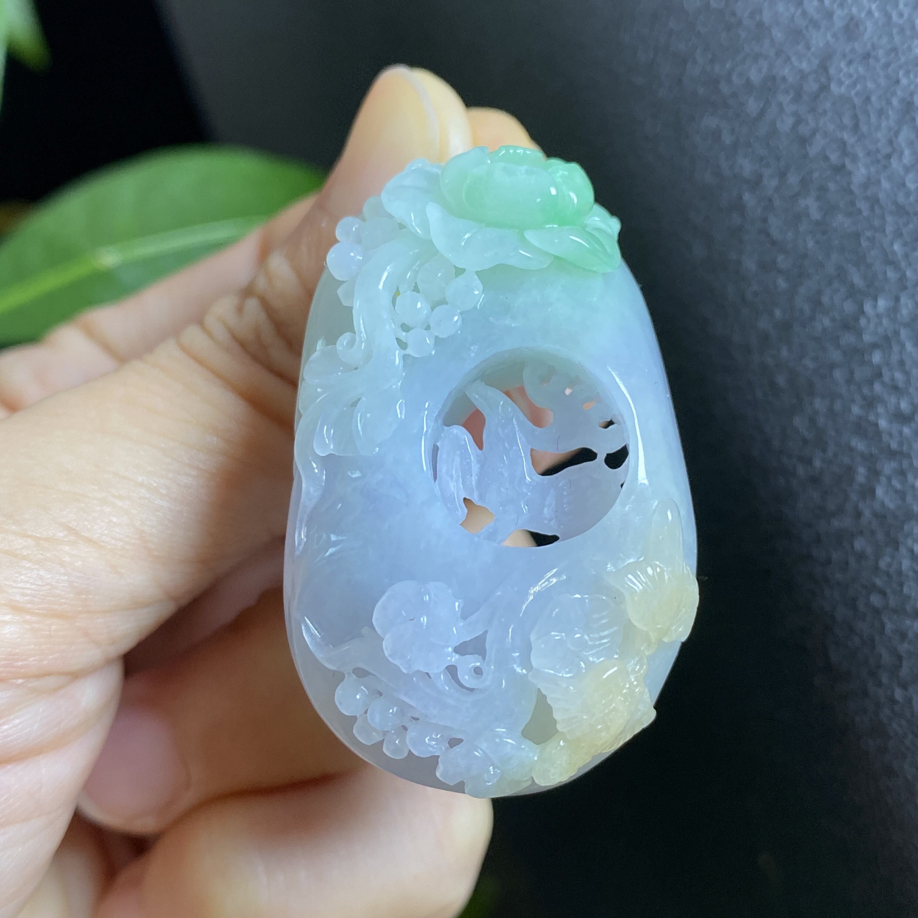 缅甸冰种翡翠A货三彩镂空花鸟鹿颈饰