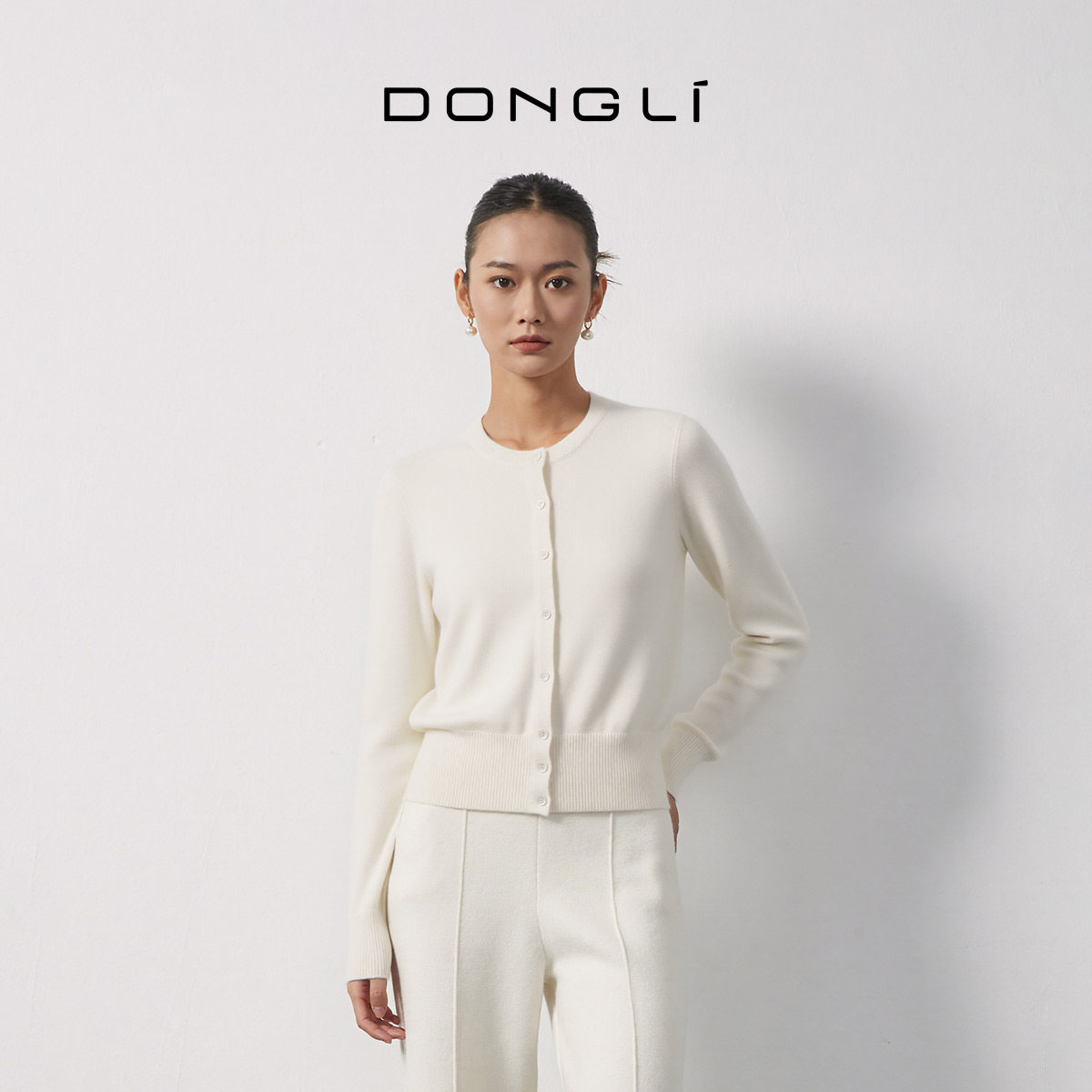 东黎小山羊绒 2025女士春秋季短款圆领开衫经典休闲针织衫22C056