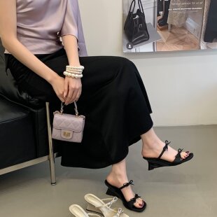 方头露趾一字带女凉拖鞋 法式 女夏外穿2026新款 绝美蝴蝶结坡跟凉鞋