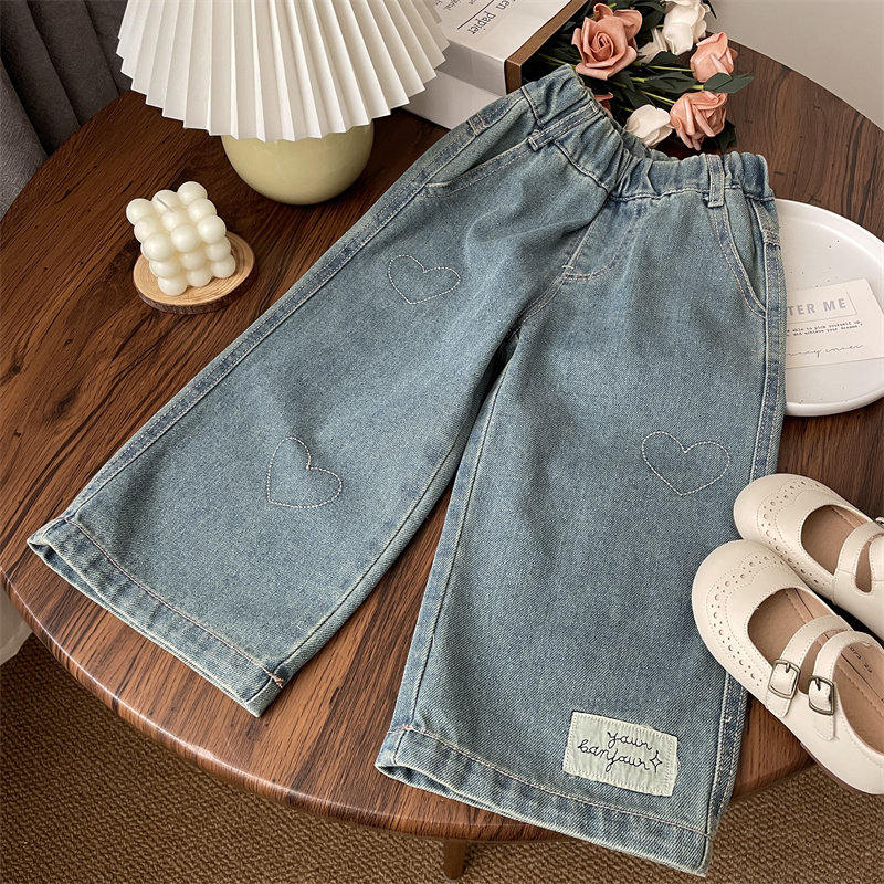爱心绣花贴布直筒牛仔裤