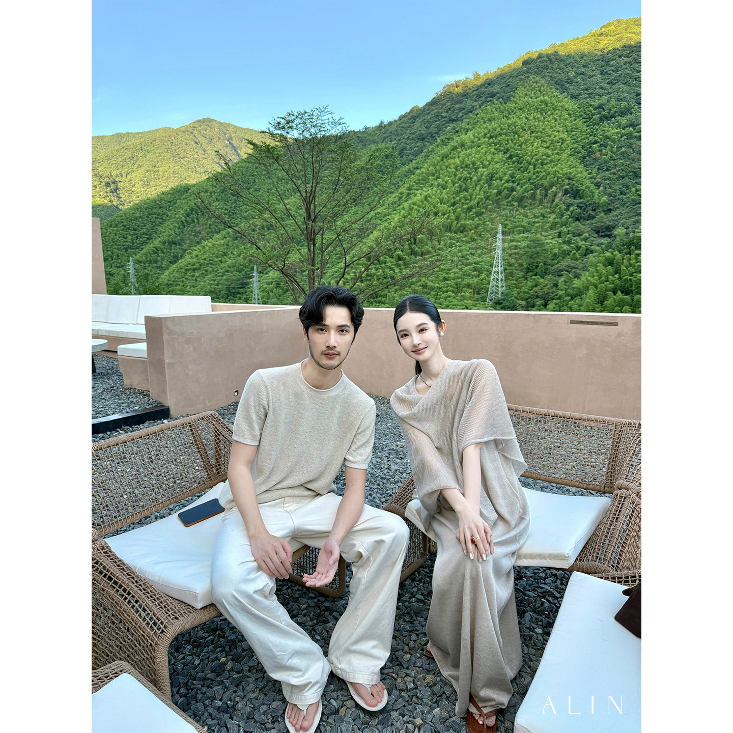 阿琳ALIN 光纱漫韵 披肩吊带连衣裙女2026春夏新款海边度假长裙子 - 实物图