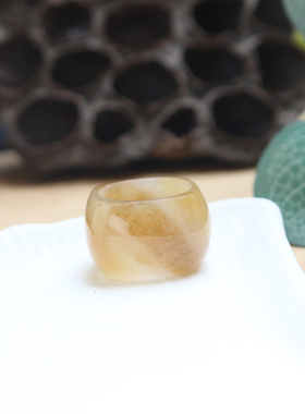 宽版和田玉糖白玉方圆戒指