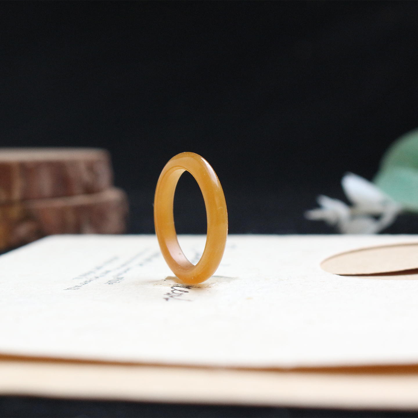 女士简约时尚和田玉糖玉窄款戒指