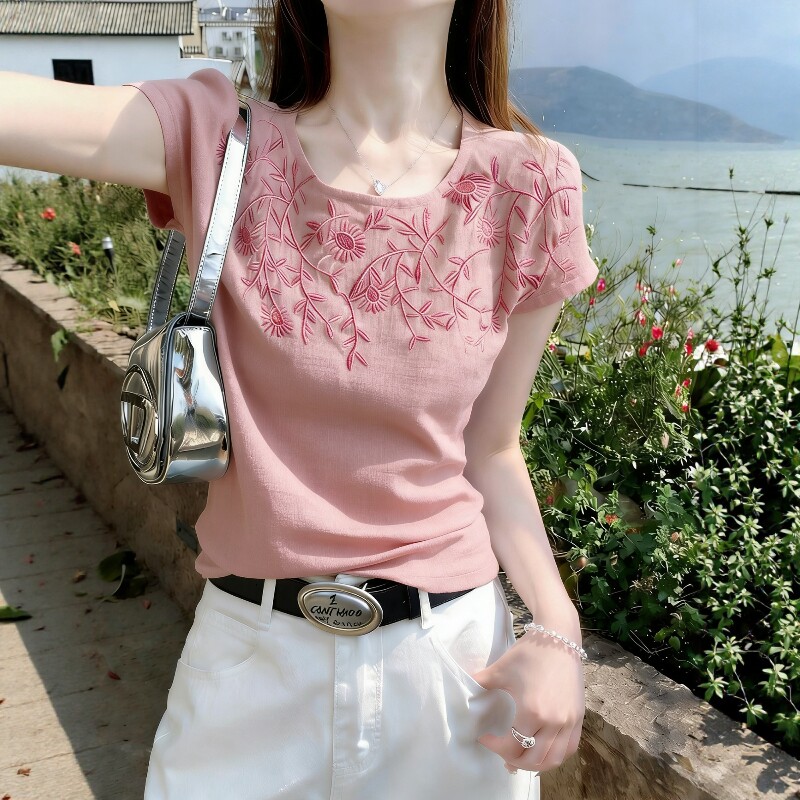 夏季休闲出游度假精致刺绣清新设计感宽松舒适百搭薄款圆领T恤女
