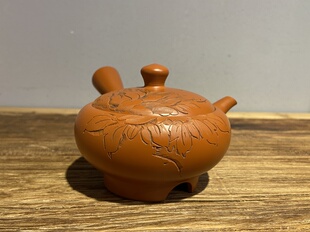 日本常滑烧已故名匠肥田菁圃 家用侧把茶壶 老朱泥雕刻牡丹花日式