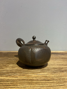 日本常滑烧已故名匠加藤香臣 大理石纹藻挂千羽拭梨皮纹侧把急须