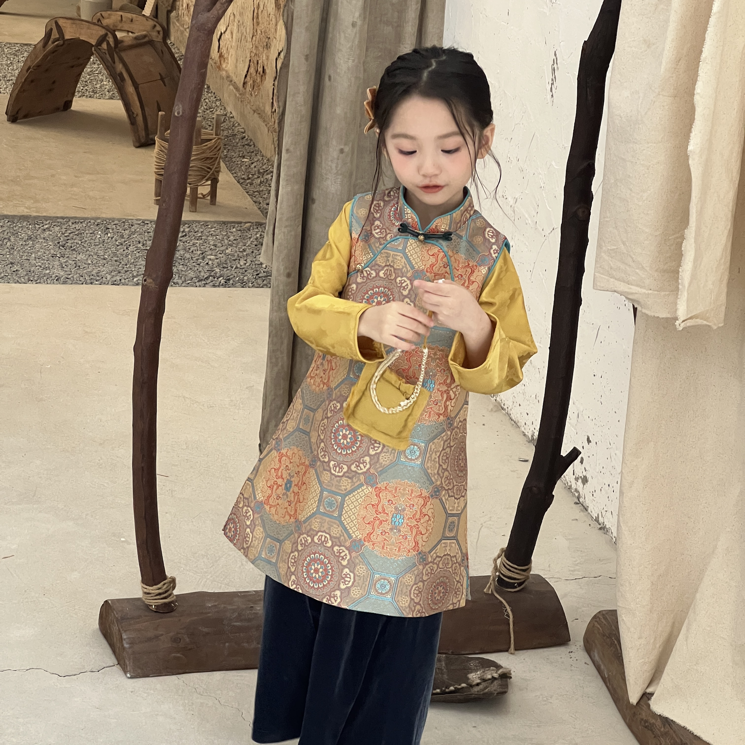 「斑斓山」2025女宝宝秋天新款中式穿搭国色旗袍裙丝绒裤汉服套装