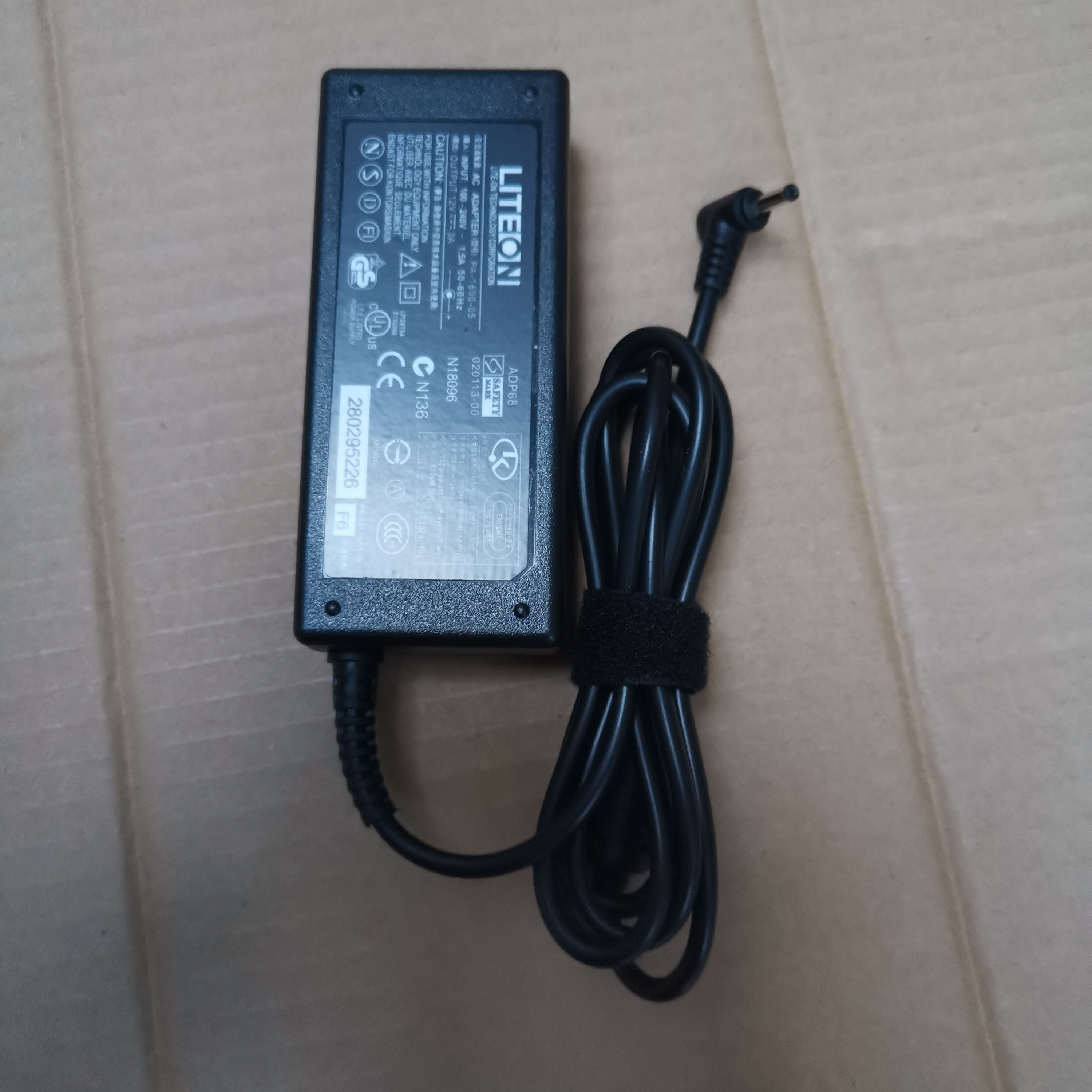 笔记本电脑英特尔11代酷睿i7轻薄便携电脑电源适配器12V3A充电器