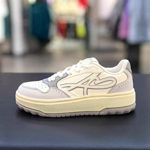 安踏女板鞋2025年夏季