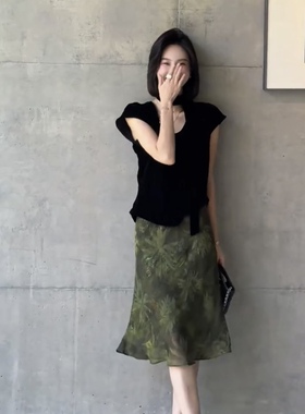 南油高货超好看一整套穿搭丝绒无袖飘带上衣+绿色半身裙温柔显瘦