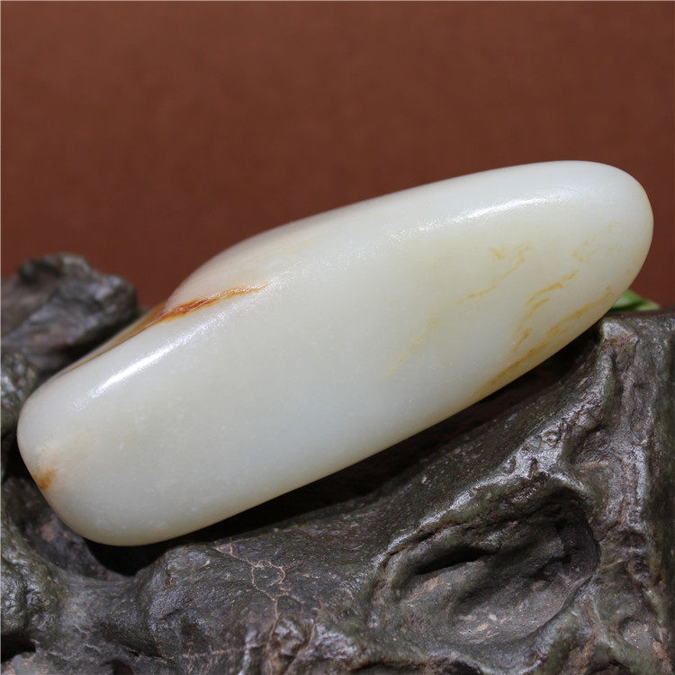 147克好型好肉真皮细润白玉籽料原石手把件新疆和田玉真品新货D