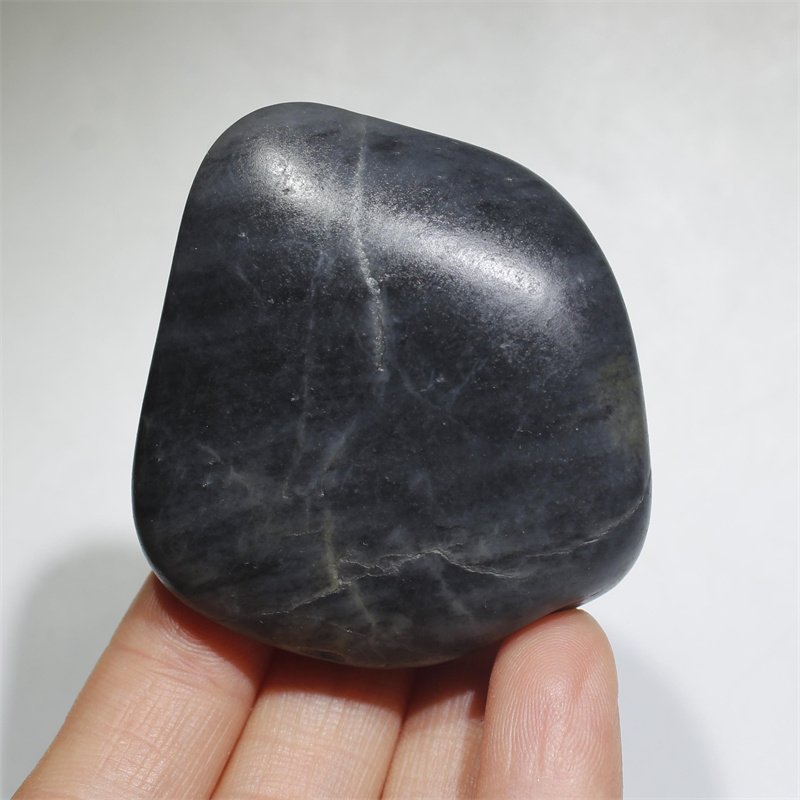 81克和田玉墨玉籽料原石玩料