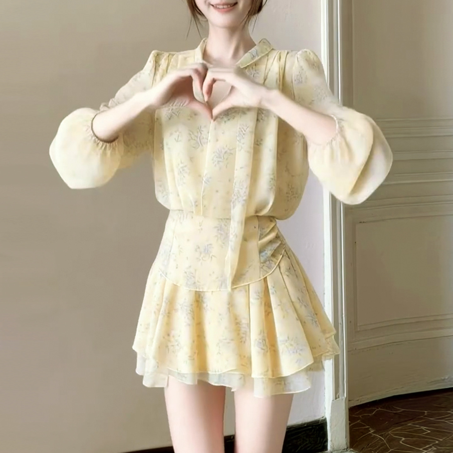 法式千金风黄色V领碎花洋装子女夏季气质特别漂亮飘带掐腰短裙
