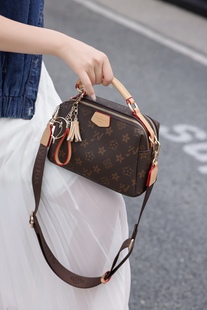 优草坊包包女2025新款高级感时尚多隔层枕头包斜挎包百搭单肩包