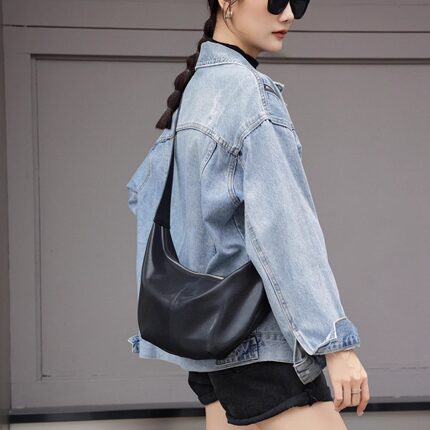 头层皮高级感牛角包女2025初秋新款式真皮小众质感单肩休闲斜挎包