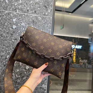 高品质女包优草坊2025新款真皮高品质原创洗漱包轻奢宽肩带斜挎包