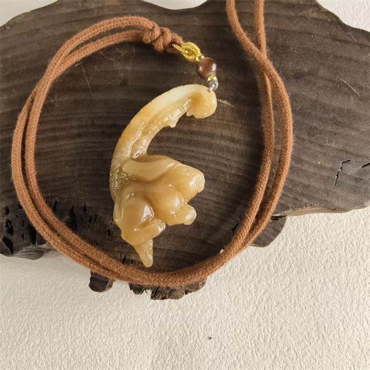 岫玉岫岩玉黄白老玉项链蛇盘兔