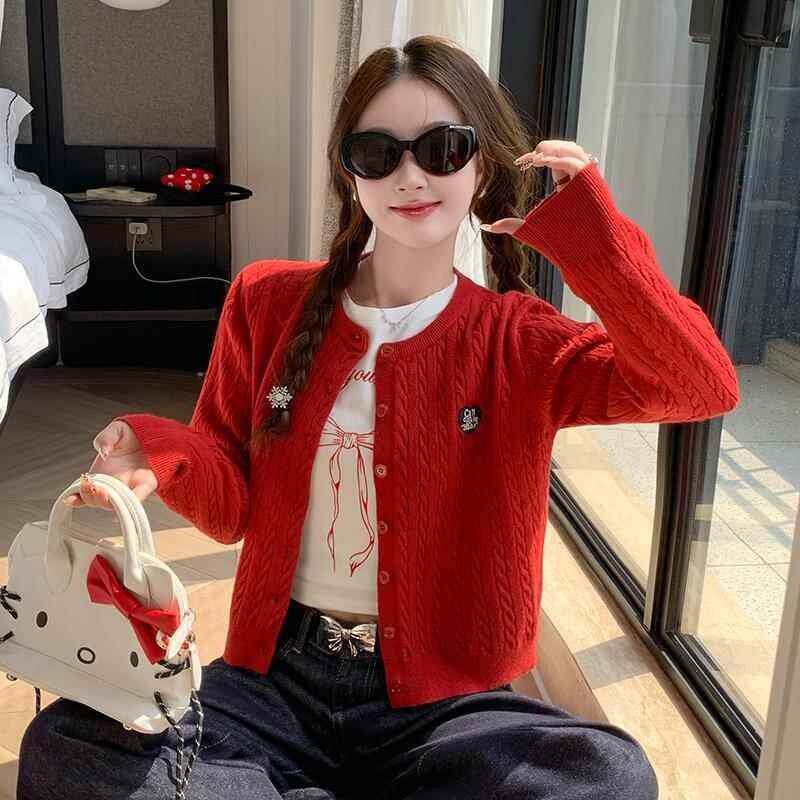 苏三三红色开衫女2024新款春秋安可拉红毛衣上衣爱心刺绣针织外套