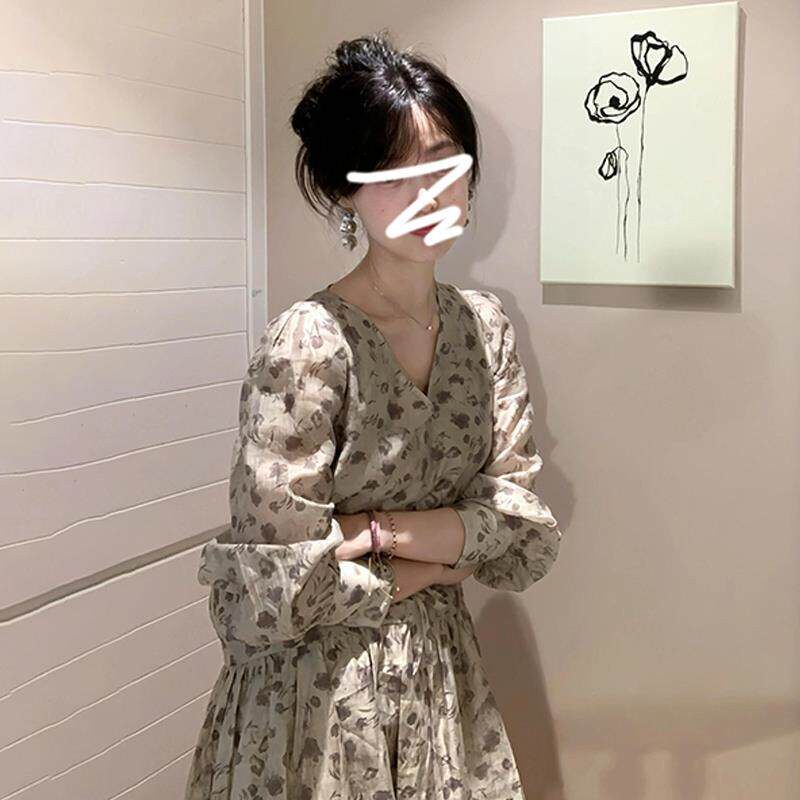 法式独特漂亮女士显瘦v领碎花连衣裙子春季2025新款开春气质穿搭