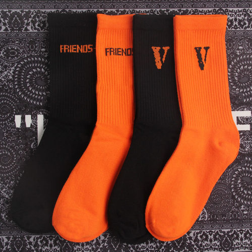 VLONE POP UP 限定 黑橙大V欧美高街潮牌袜 FRIENDS字母中筒袜子
