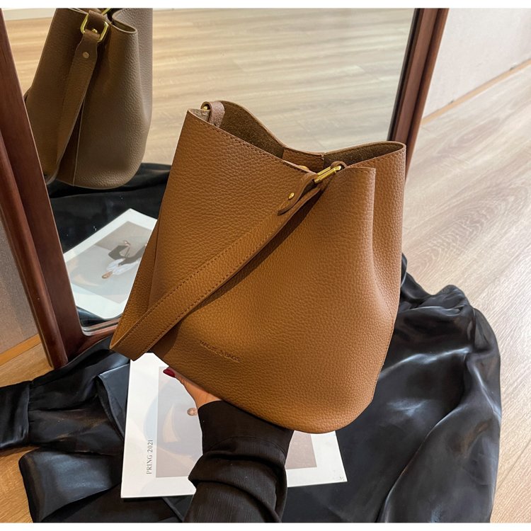 今年流行包包水桶包女2025新款高级感单肩包秋复古质感单肩斜挎包