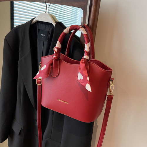 高级感小众红色包包2025新款女包流行百搭斜挎包结婚新娘包手提包