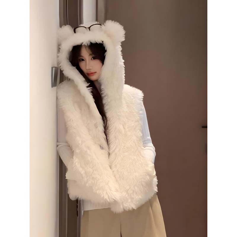 可爱少女米白色连帽羊羔毛马甲女