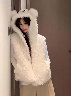 可爱少女米白色连帽羊羔毛马甲女