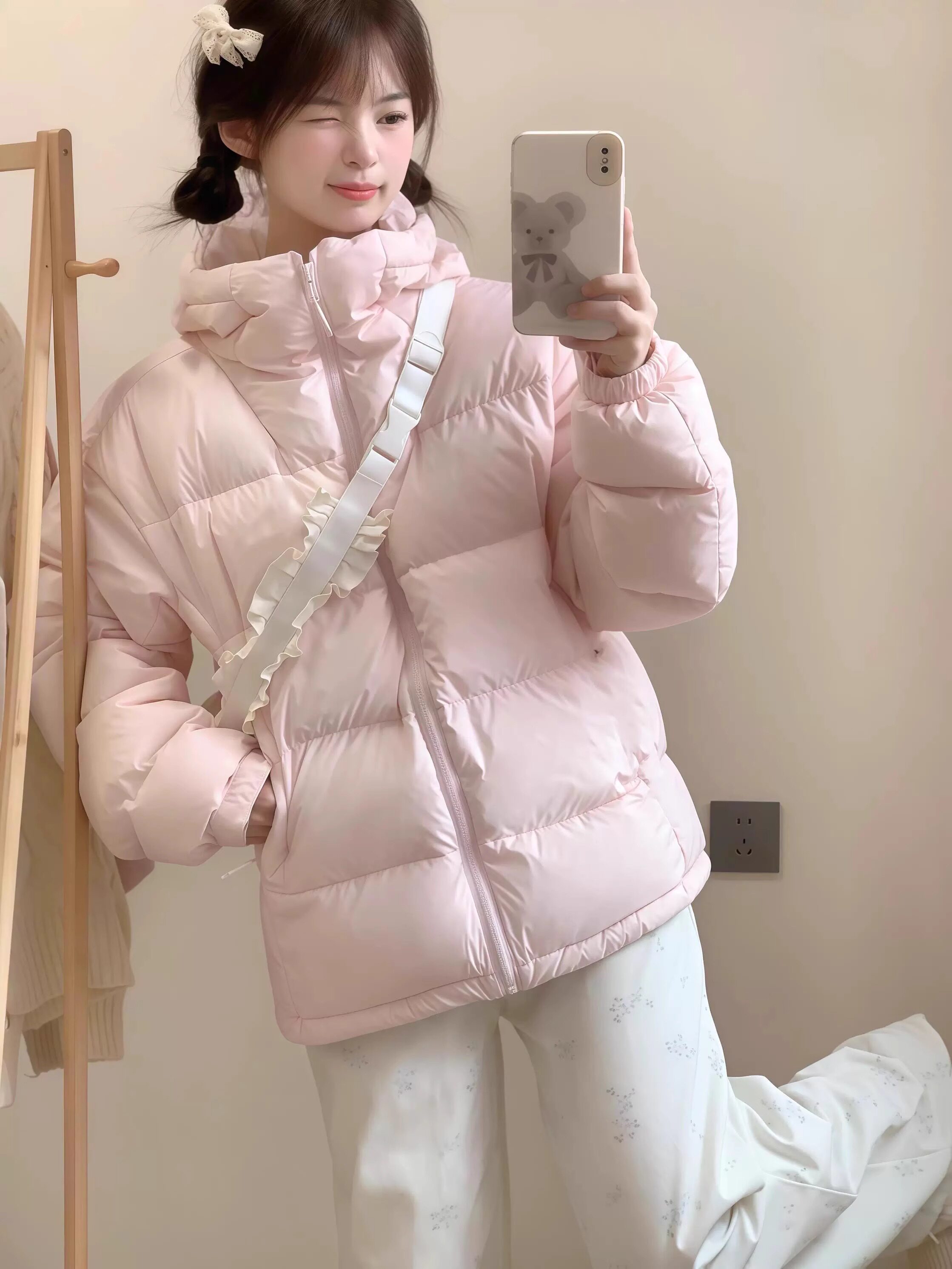 2025 New Winter Pink Hooded Down Jacket for Women, Short Style, White Duck Down, Sweet Campus Style, Thickened Padded Coat