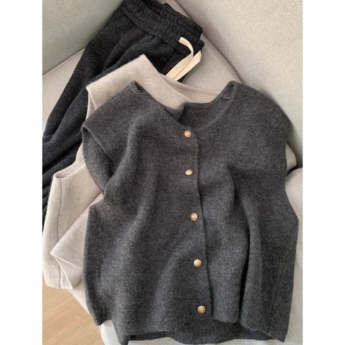 高级感金属纽扣针织马甲女春秋冬季无袖上衣韩版纯色坎肩软糯毛衣