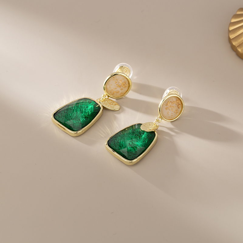 复古港风绿色几何蚊香盘耳夹