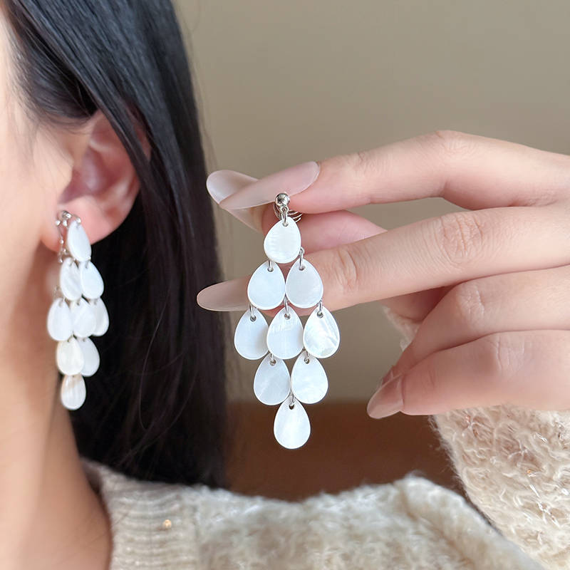 潮酷白色水滴形流苏蚊香盘耳夹