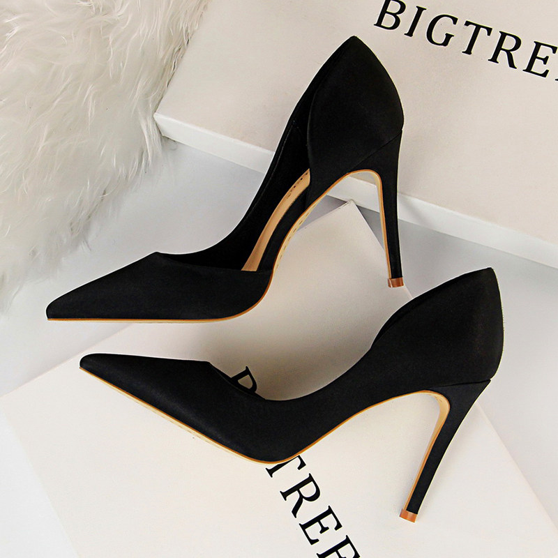 高跟鞋女2026春季新款尖头细跟绸缎职业ol工作鞋侧空百搭性感单鞋