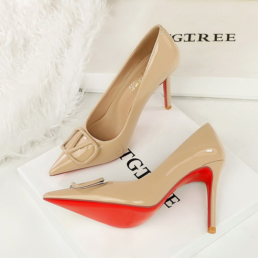 红底高跟鞋女2026新款V家扣尖头细跟法式漆皮浅口春秋季气质单鞋