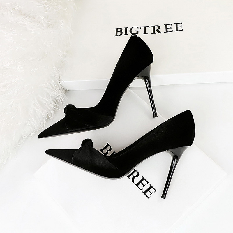 黑色绒面蝴蝶结高跟鞋女2025年新款法式尖头时尚性感百搭职业单鞋