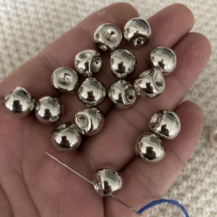 边孔侧孔球形珠子纽扣可爱儿童衣服扣子银色仿金属迷你衬衫装饰扣