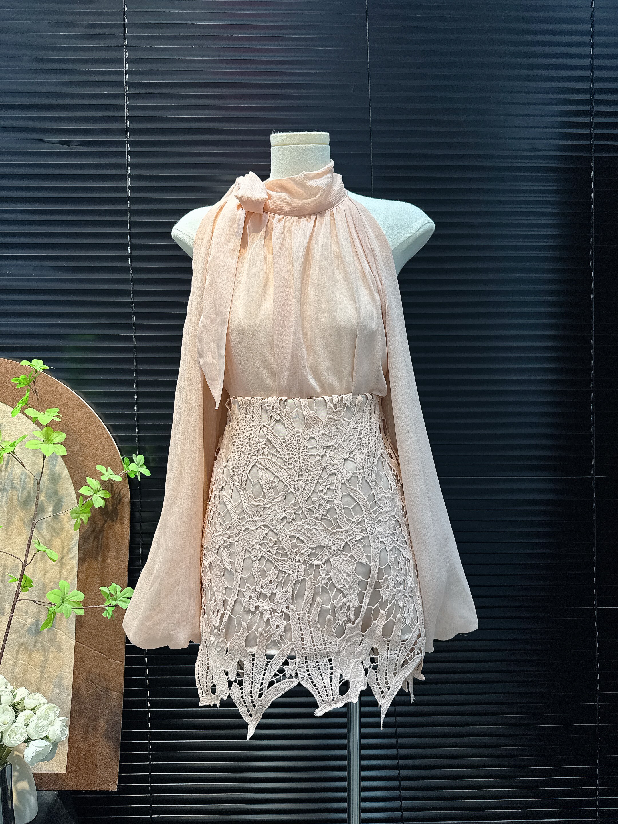 十三行2026春秋韩系气质挂脖飘带长袖露肩衬衫高腰蕾丝半身裙套装