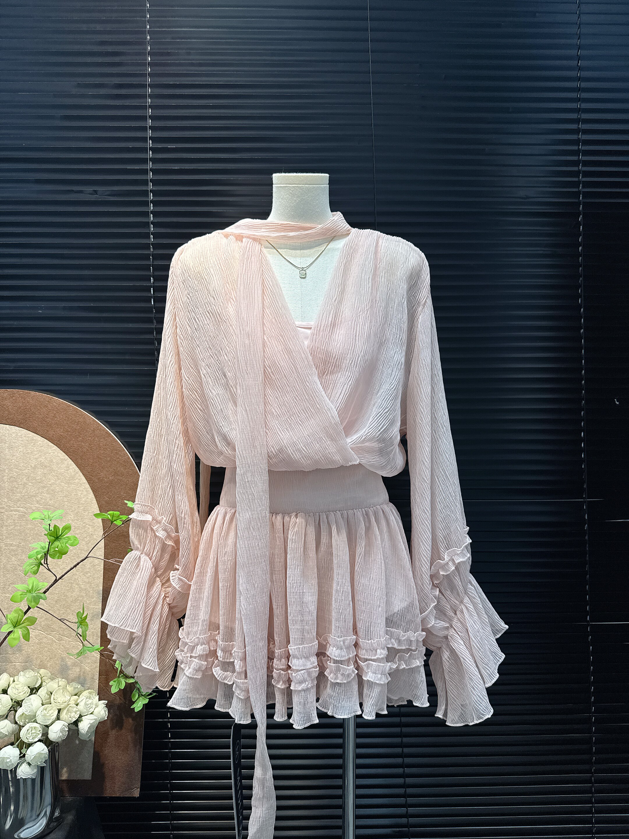 十三行2026春秋韩系温柔气质感肌理感收腰显瘦吊带喇叭袖连体裙