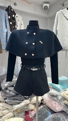 十三行2025秋冬洋气千金精致圆领针织修身打底上衣短斗篷两件套女