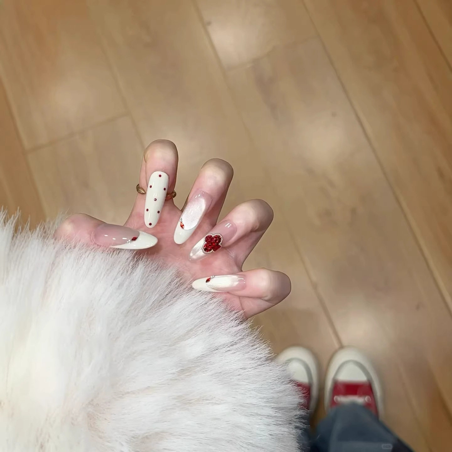 纯手工奶白波点穿戴甲高级感显白缀红钻四叶草简约法式美甲成品