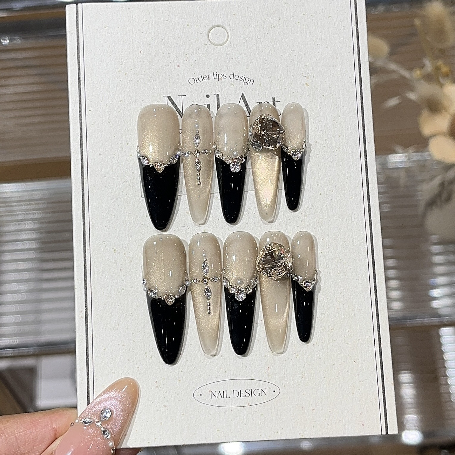 香槟灰猫眼黑法碎钻穿戴甲